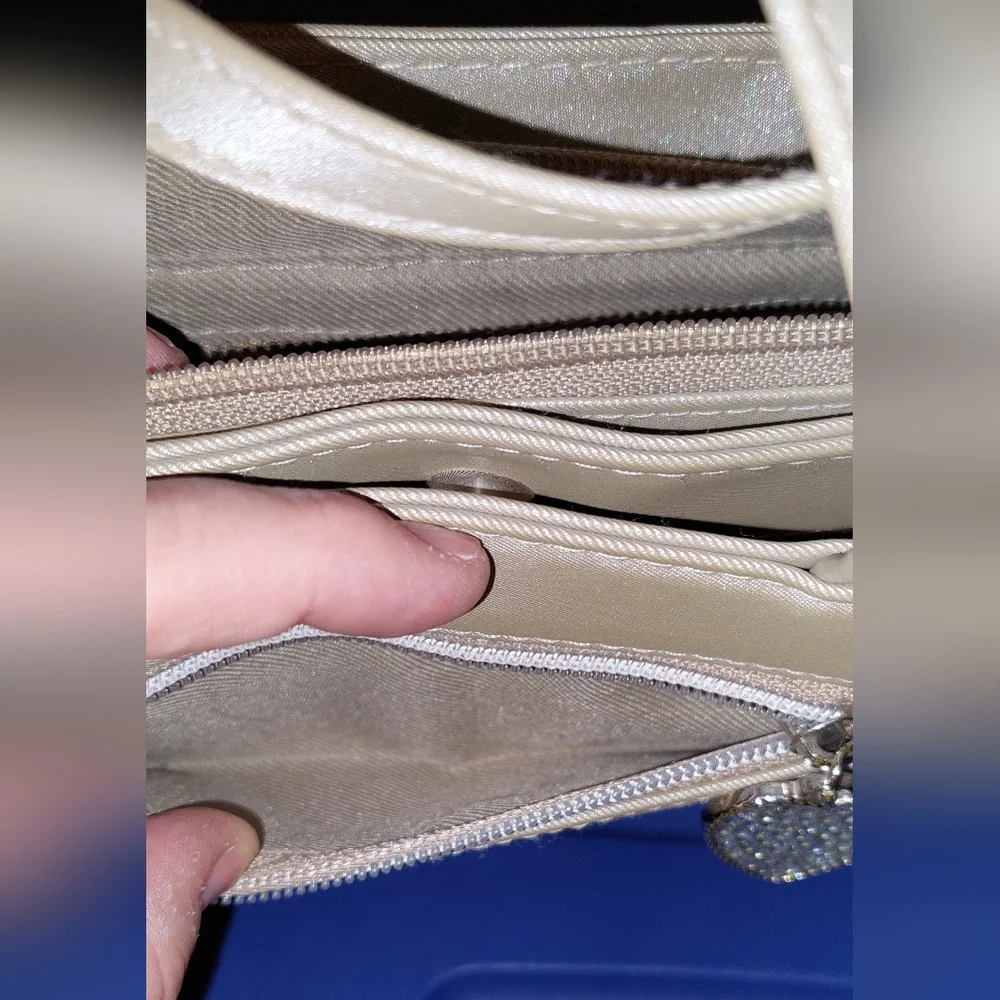 SOLD-Small crossbody bag. Lots of compartments, smoke free home - Picture 5 of 12